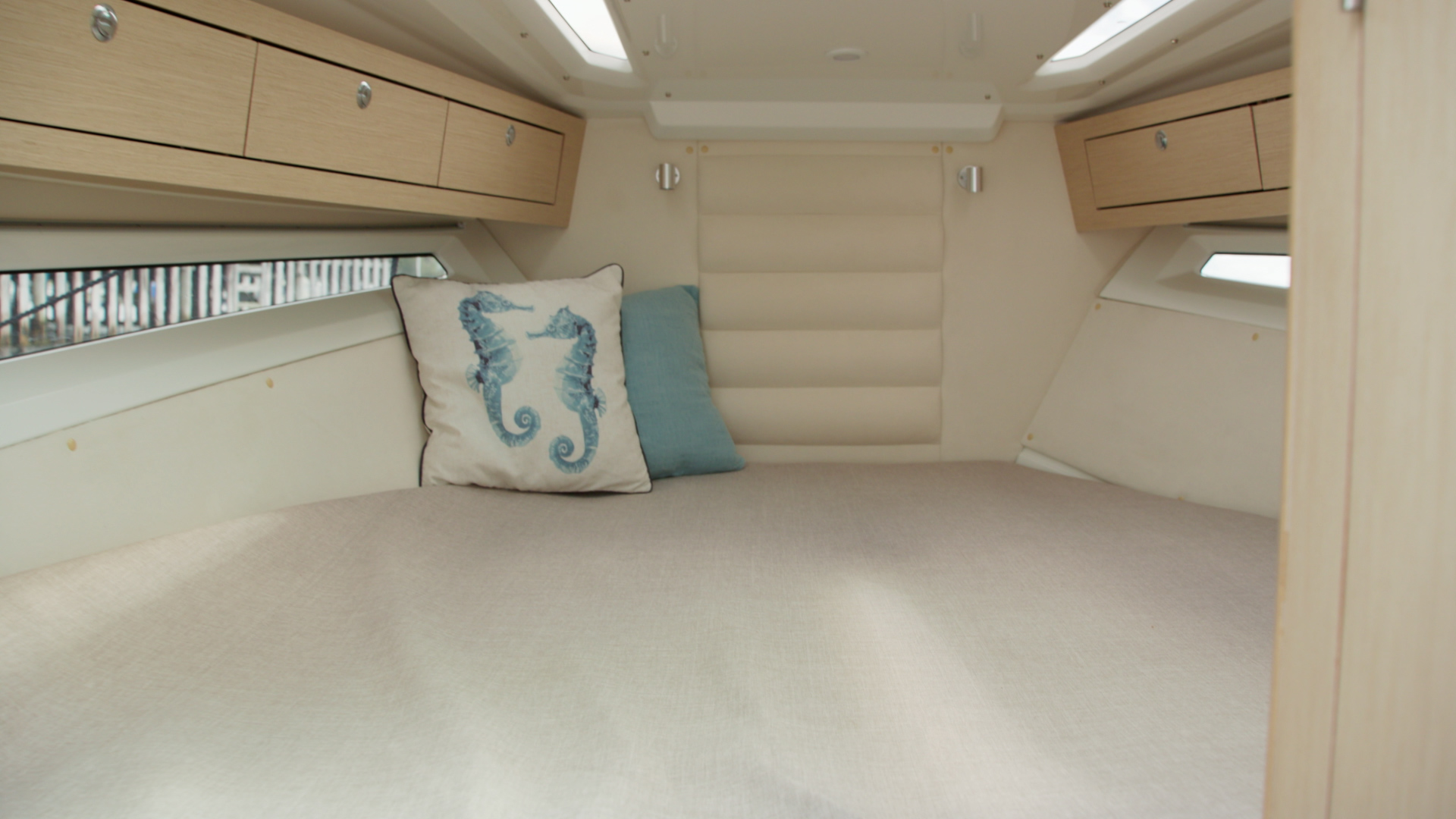 Main Features.00 02 30 17.Still048