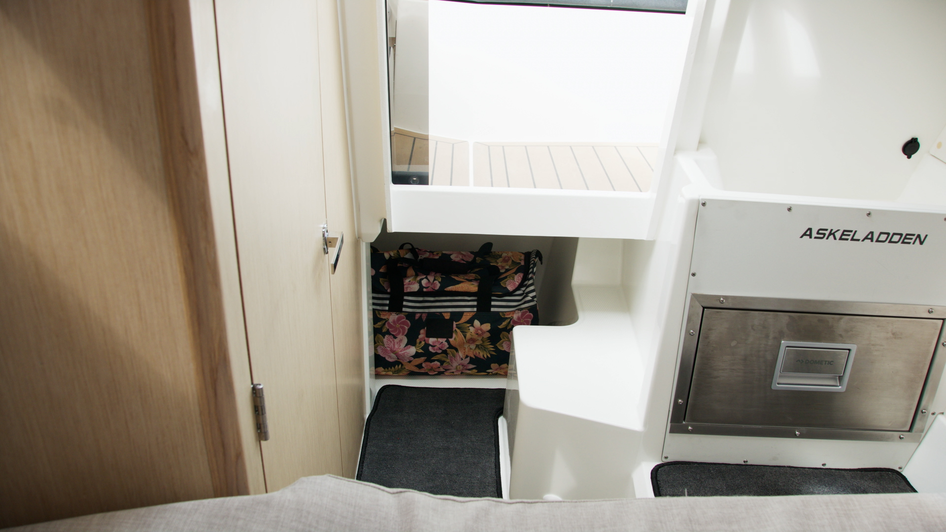 Main Features.00 02 26 07.Still047 (1)