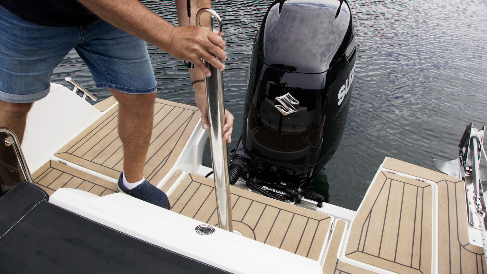 Main Features.00 01 33 17.Still031