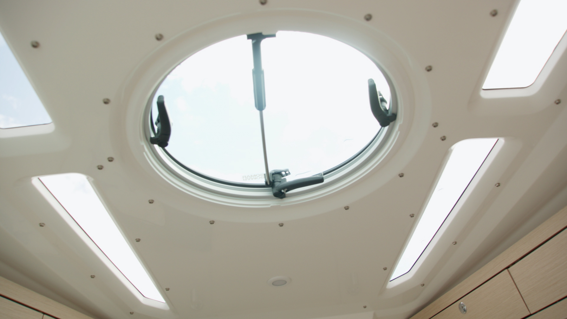 Main Features.00 02 13 17.Still043