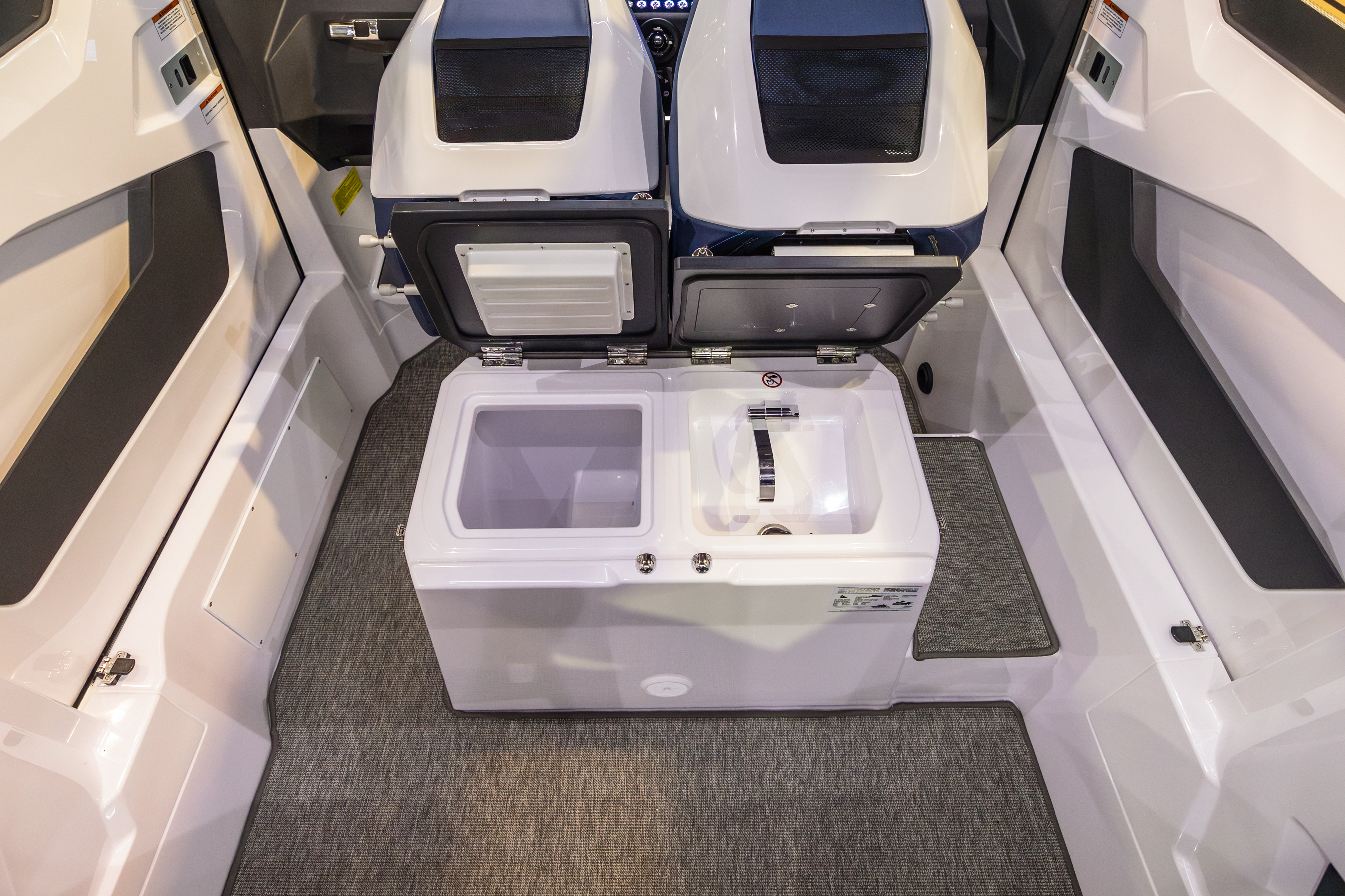Axopar 29 XC Cross Cabin Sink And Fridge