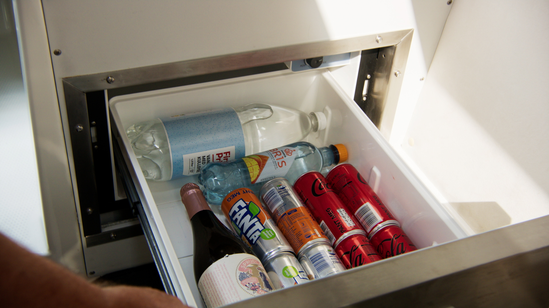 Main Features.00 01 58 02.Still038