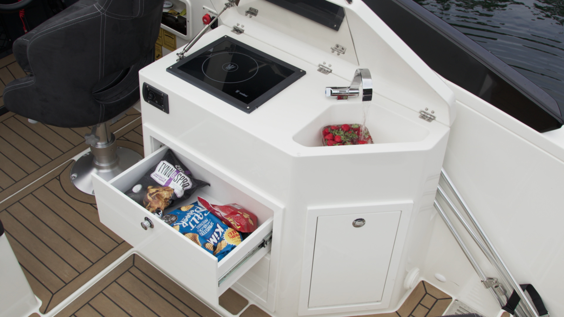 Main Features.00 00 49 21.Still017